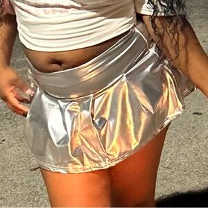 I’m selling this skirt I have two